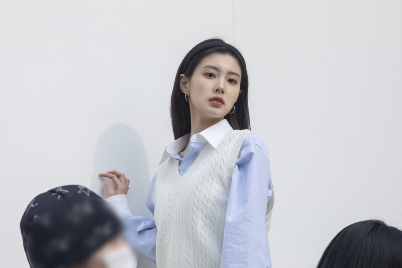 220402 8D Naver Post - Kang Hyewon - ELLE Photoshoot Behind documents 3