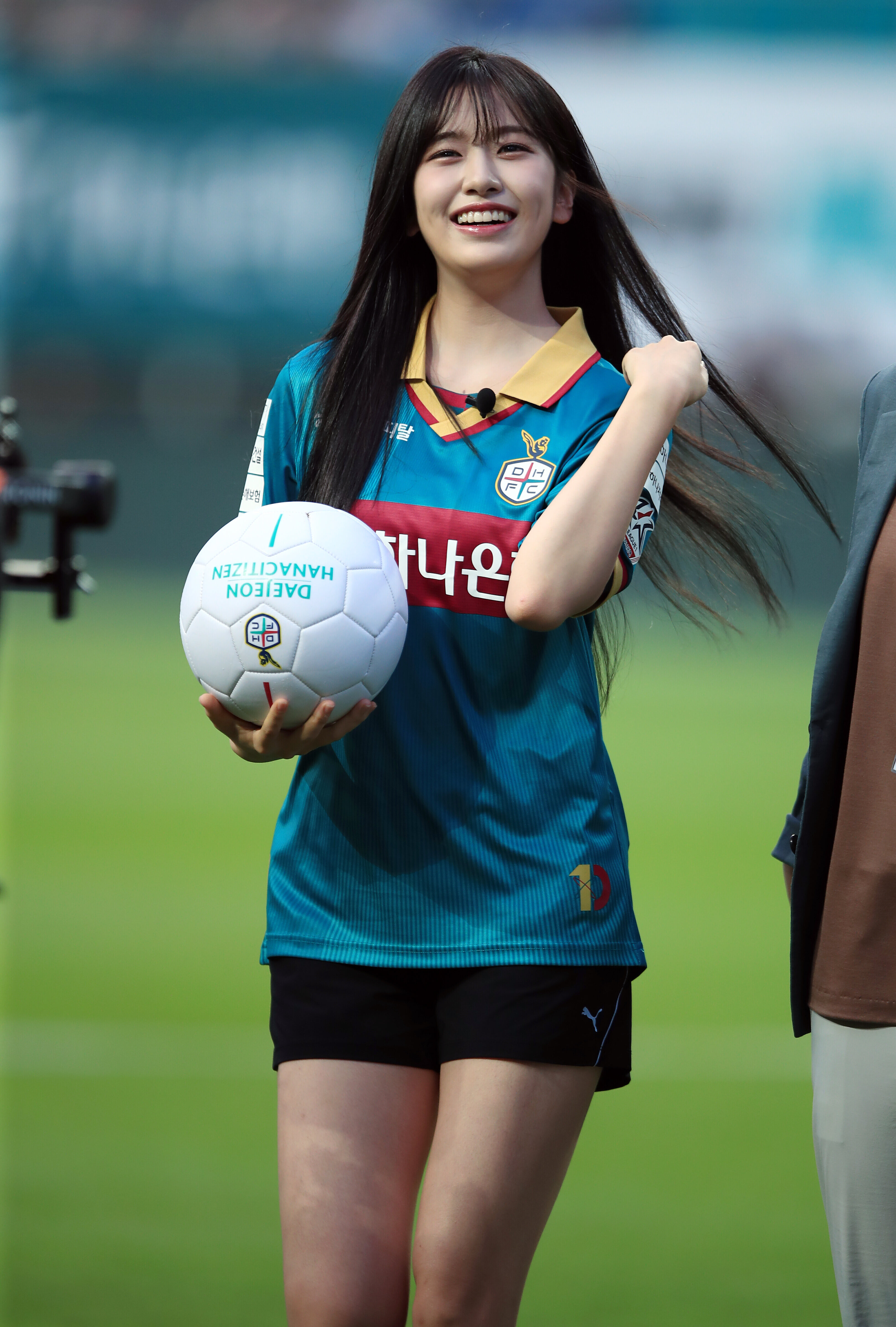 https://kpopping.com/documents/ae/1/3240/230712-IVE-Yujin-at-2023-Hana-One-Q-K-League-1-documents-8.jpeg?v=8f0a5