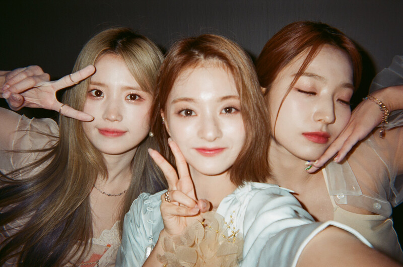 220630 M2 Twitter Update - fromis_9 June Film Camera Photos for 'Stay This Way' documents 5