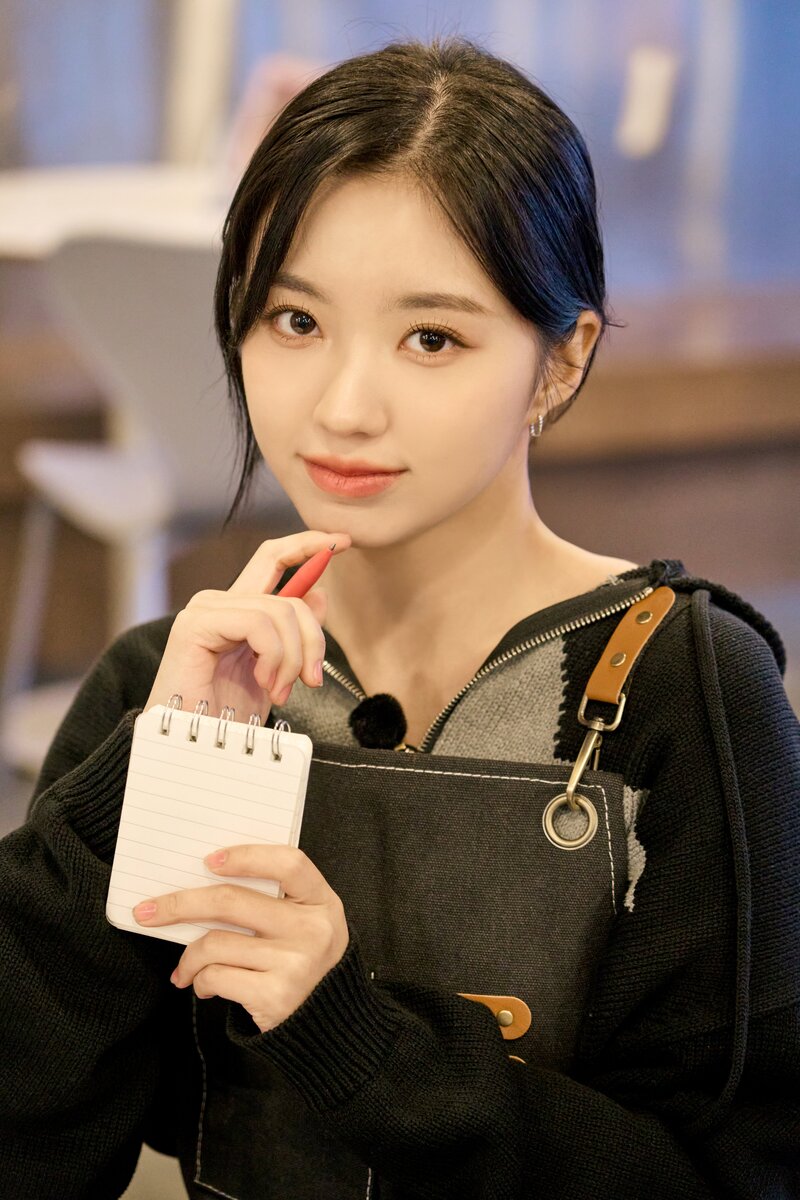 240419 WAKEONE Naver Post - Kep1er Yeseo - 'Kep1er’s Croffle Cafe' Behind documents 1