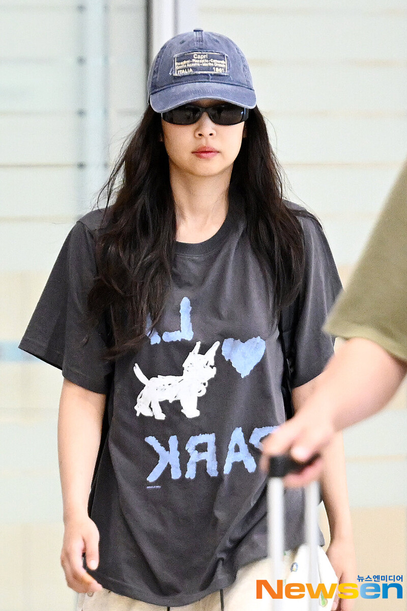 240616 Jennie at Incheon International Airport documents 1