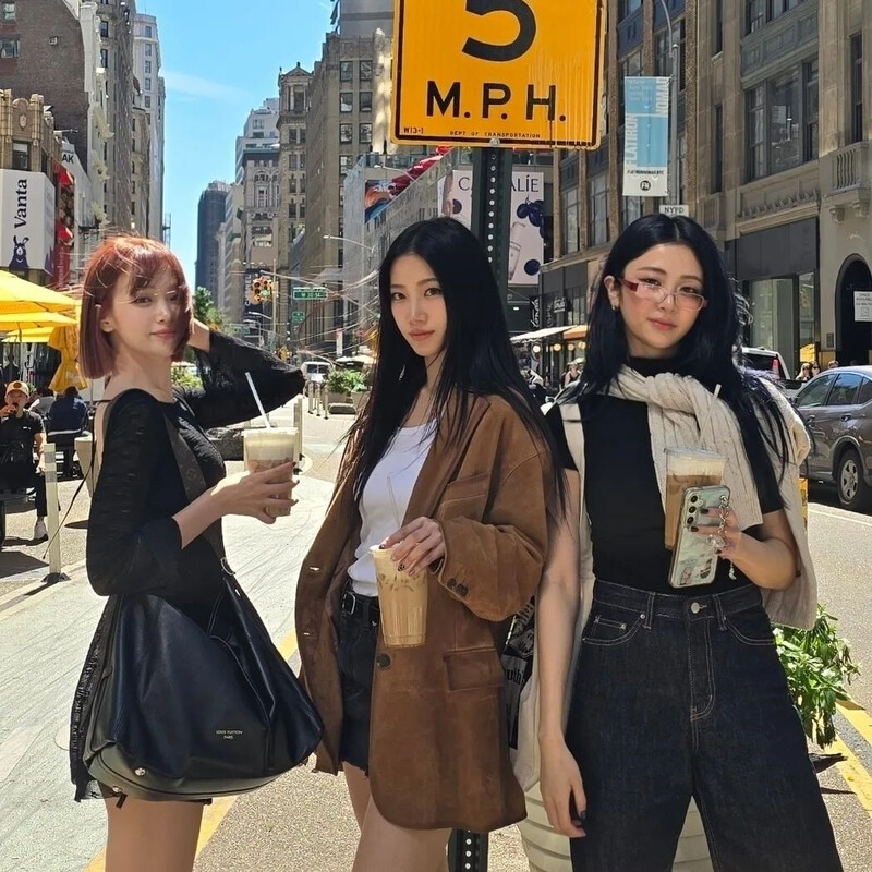 240919 - HUH YUNJIN Instagram Update with KAZUHA n CHAEWON documents 1