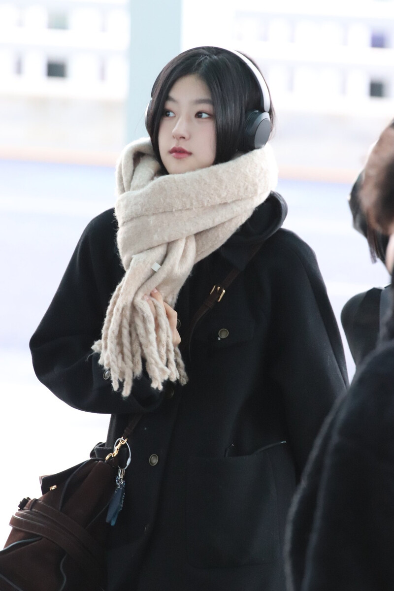 250102 KISS OF LIFE Haneul at Incheon International Airport documents 4