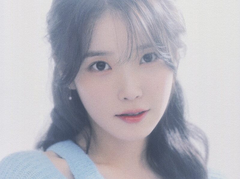 IU - 5th Official ‘UAENA’ Fanclub Kit [SCANS] documents 1