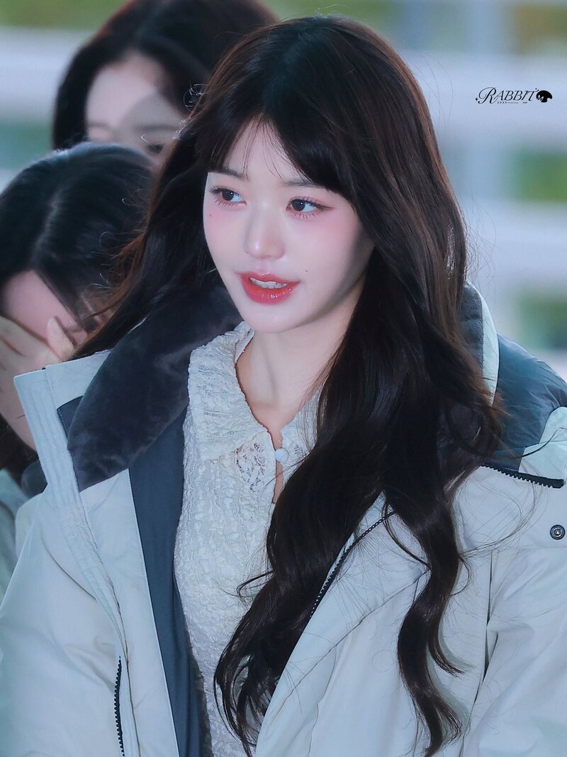 231112 IVE's WONYOUNG at Icheon International Airport (ICN) documents 2