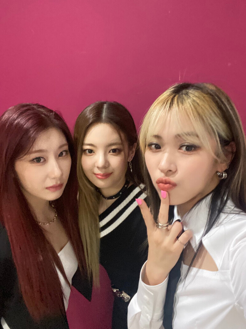 211009 ITZY Twitter Update documents 3