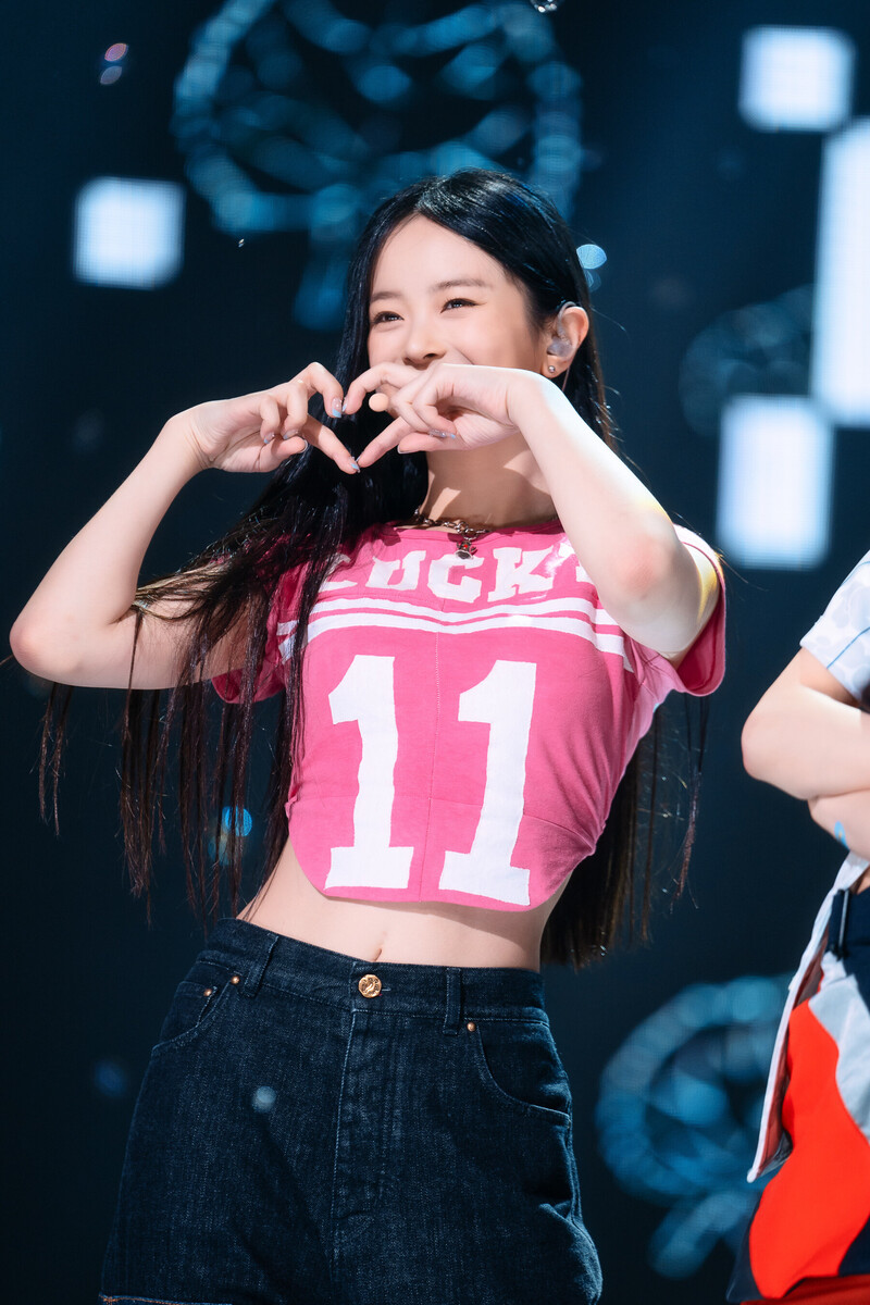 220807 NewJeans Hanni 'Attention' at Inkigayo documents 25