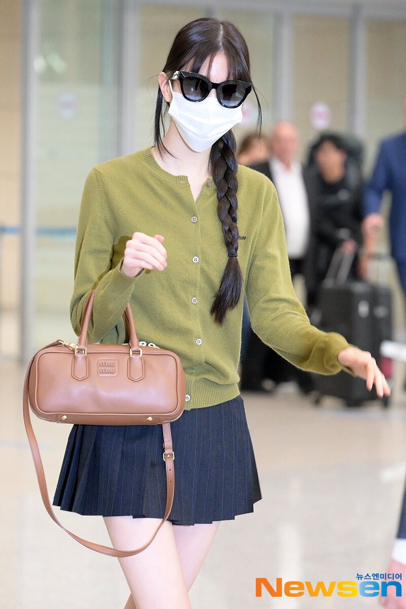 231004 IVE Wonyoung at Incheon International Airport documents 2
