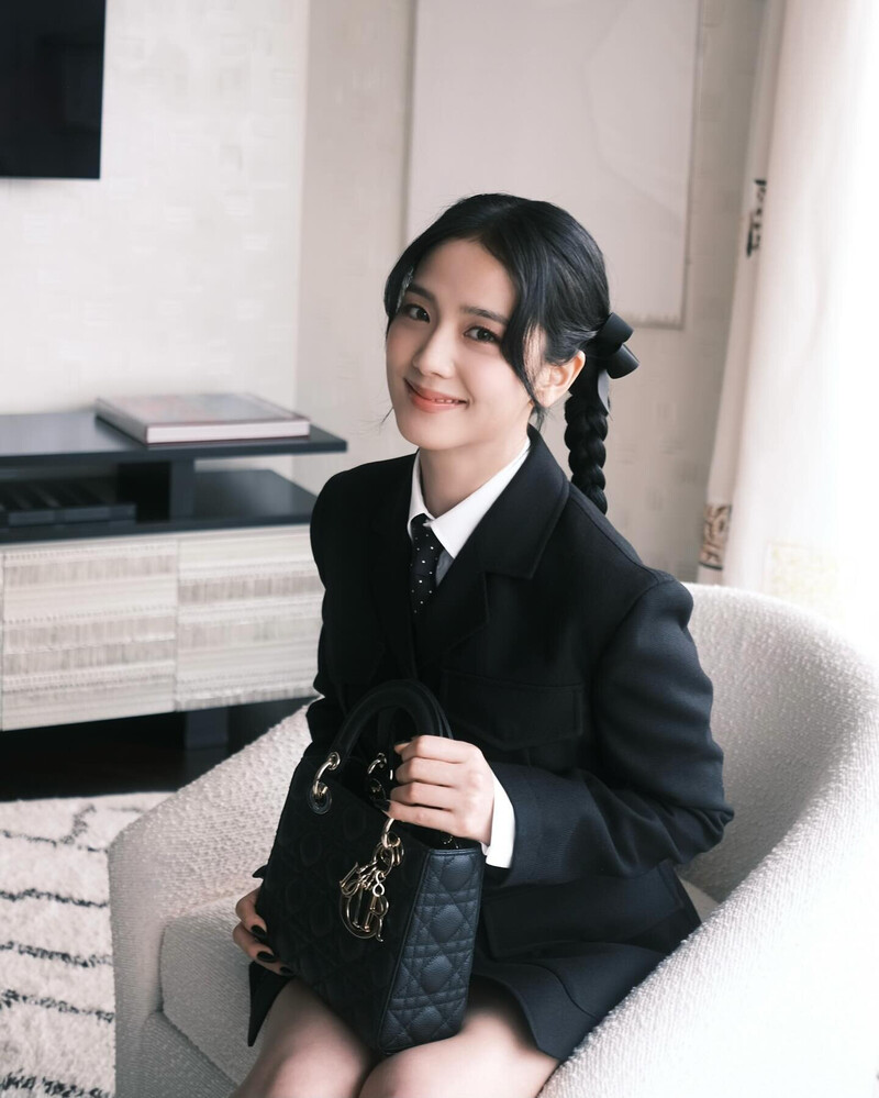 240228 - JISOO Instagram Update documents 2