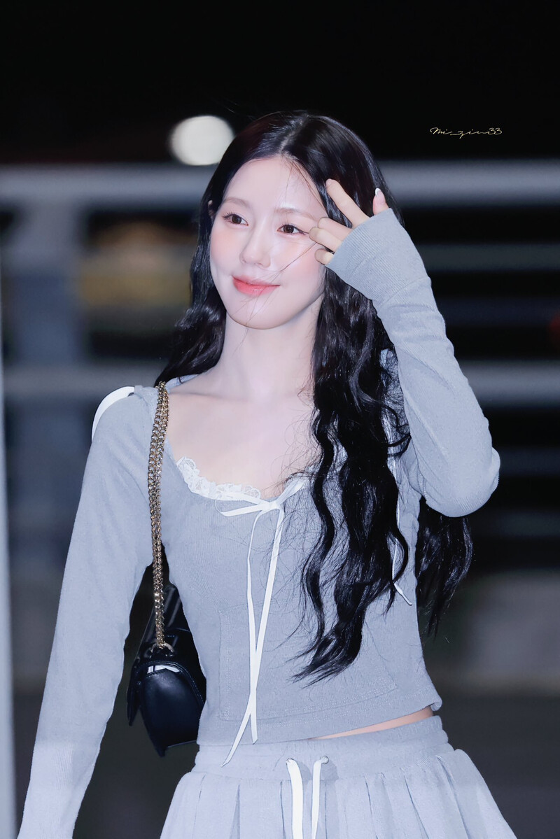 240418 (G)I-DLE Miyeon - ICN Airport documents 3