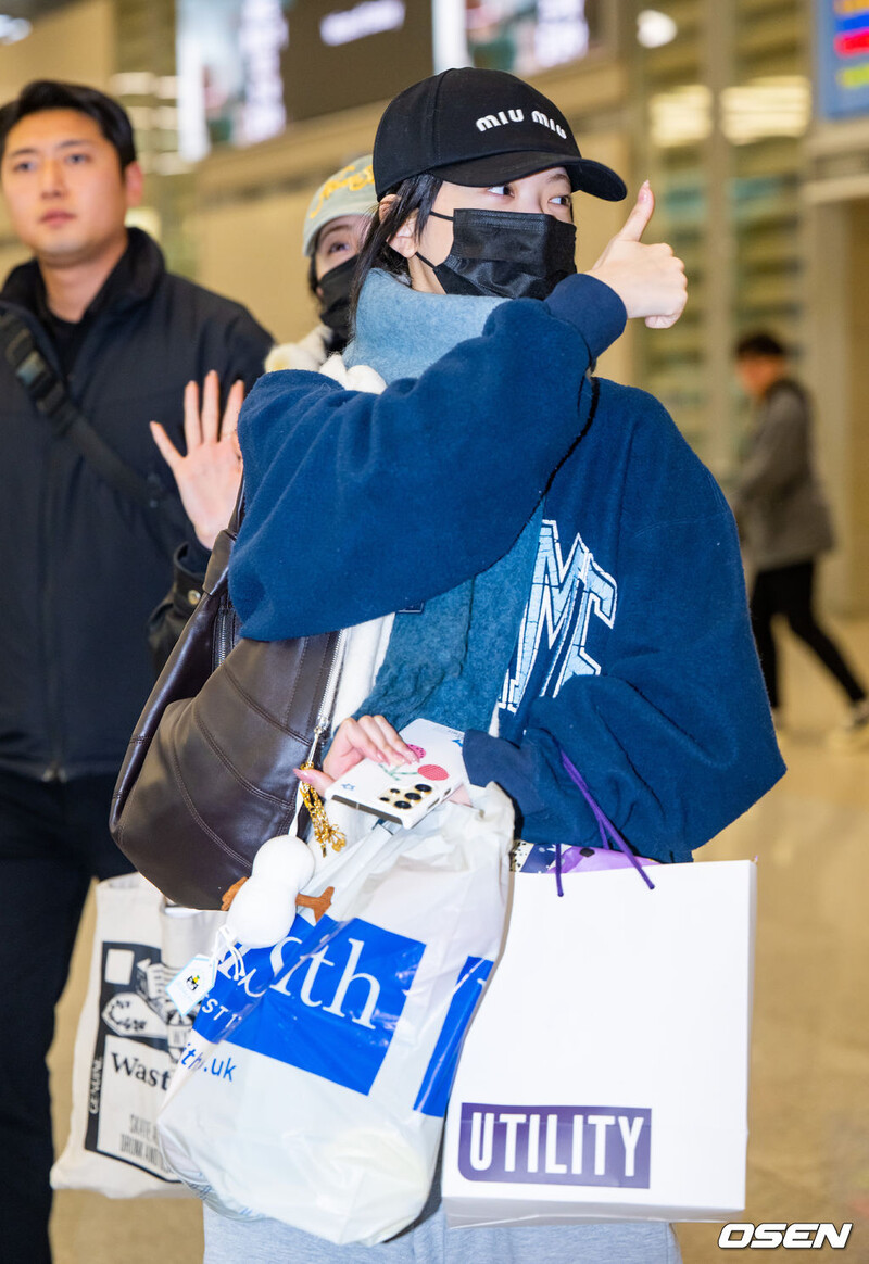 241102 Le sserafim Eunchae - at Incheon International Airport documents 3