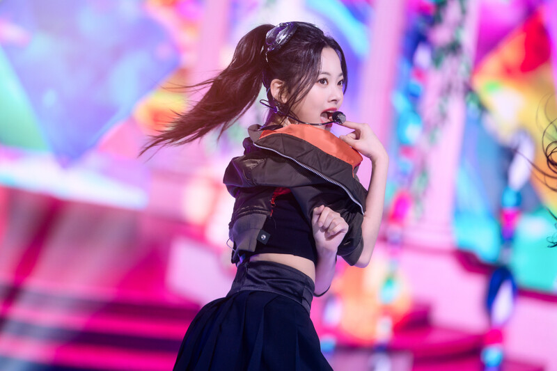 220508 LE SSERAFIM Eunchae - 'Blue Flame' at Inkigayo documents 13