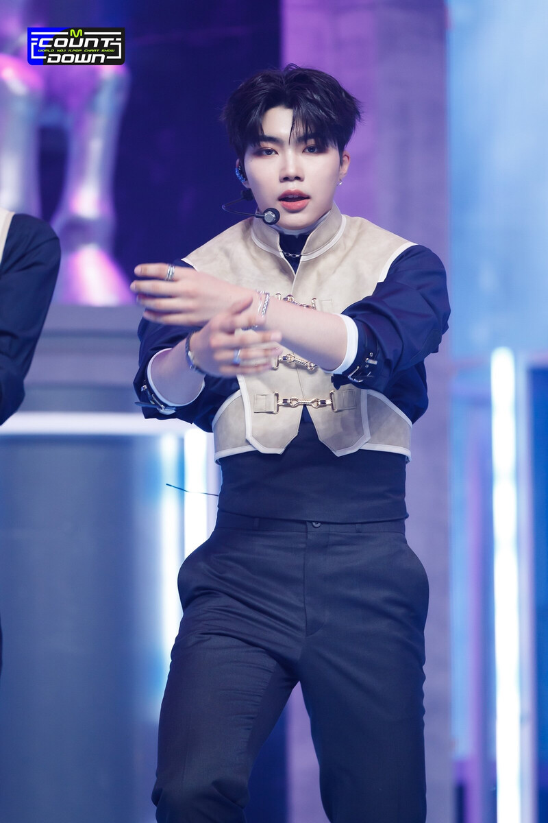 231109 ZEROBASEONE Gunwook - "Crush" and "Melting Point" at M Countdown documents 4