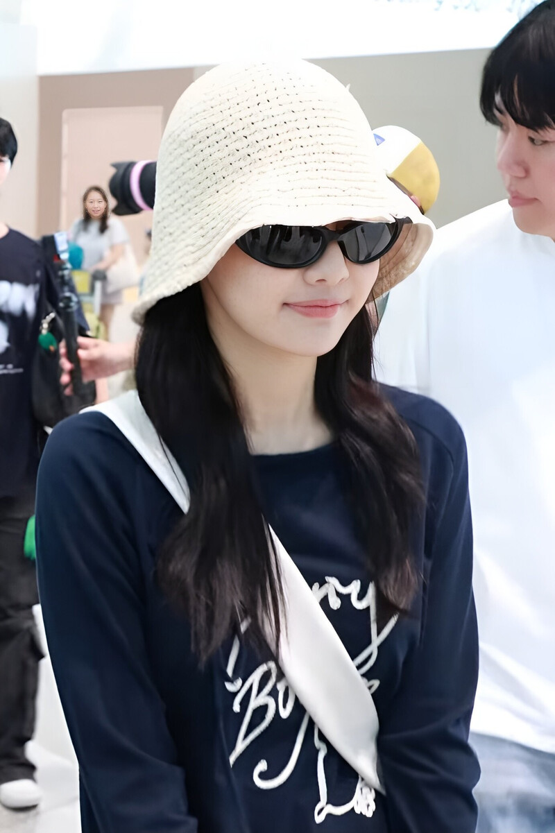 240802 aespa Ningning at Incheon International Airport documents 5