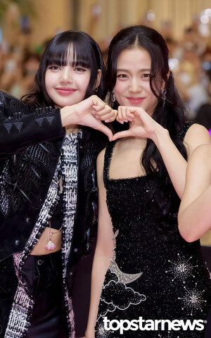 240809 Jisoo, Lisa - Pink Carpet Event for BLACKPINK 'BORN PINK World Tour in Cinema'