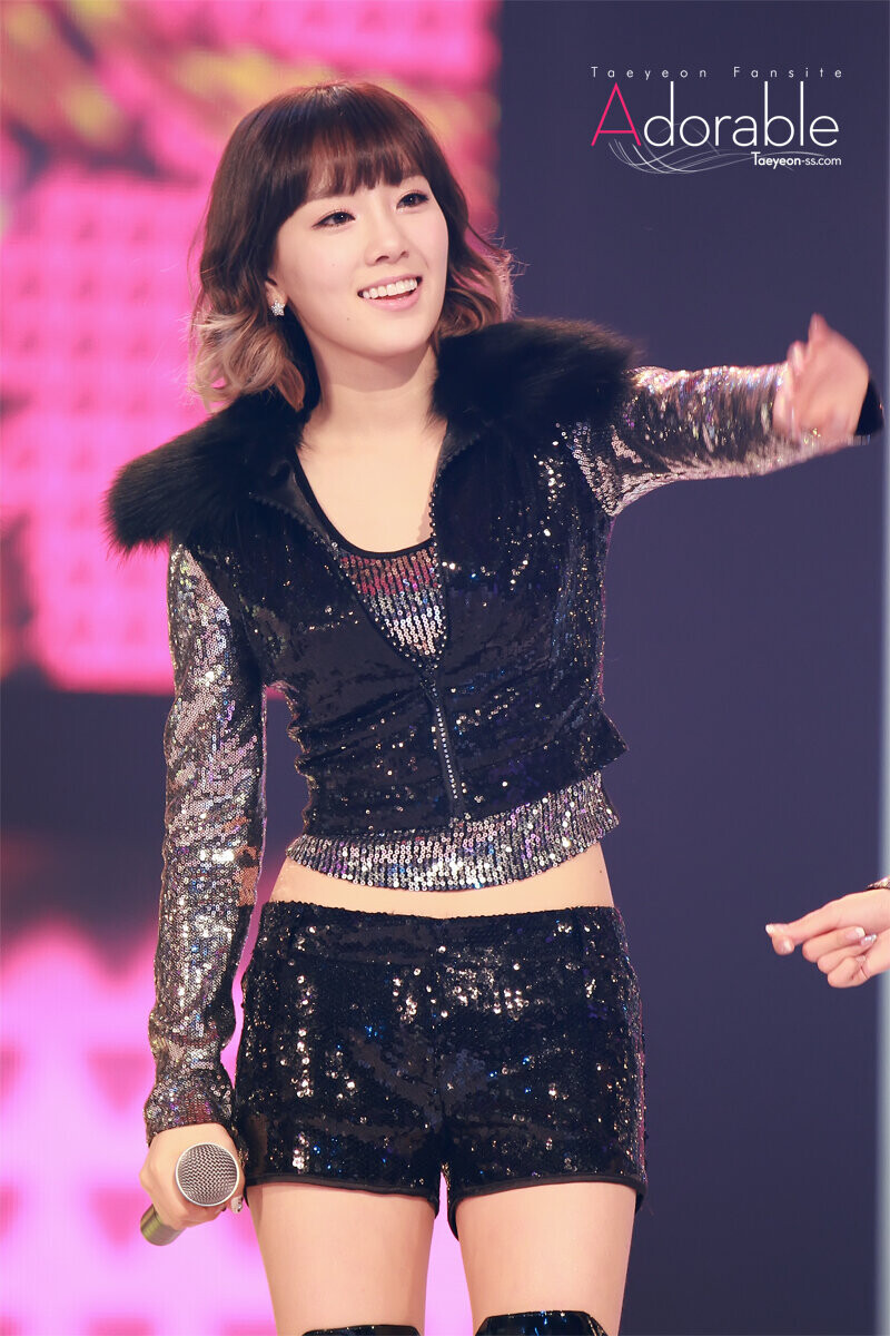 101230 Girls' Generation Taeyeon at SBS Gayo Daejeon documents 5