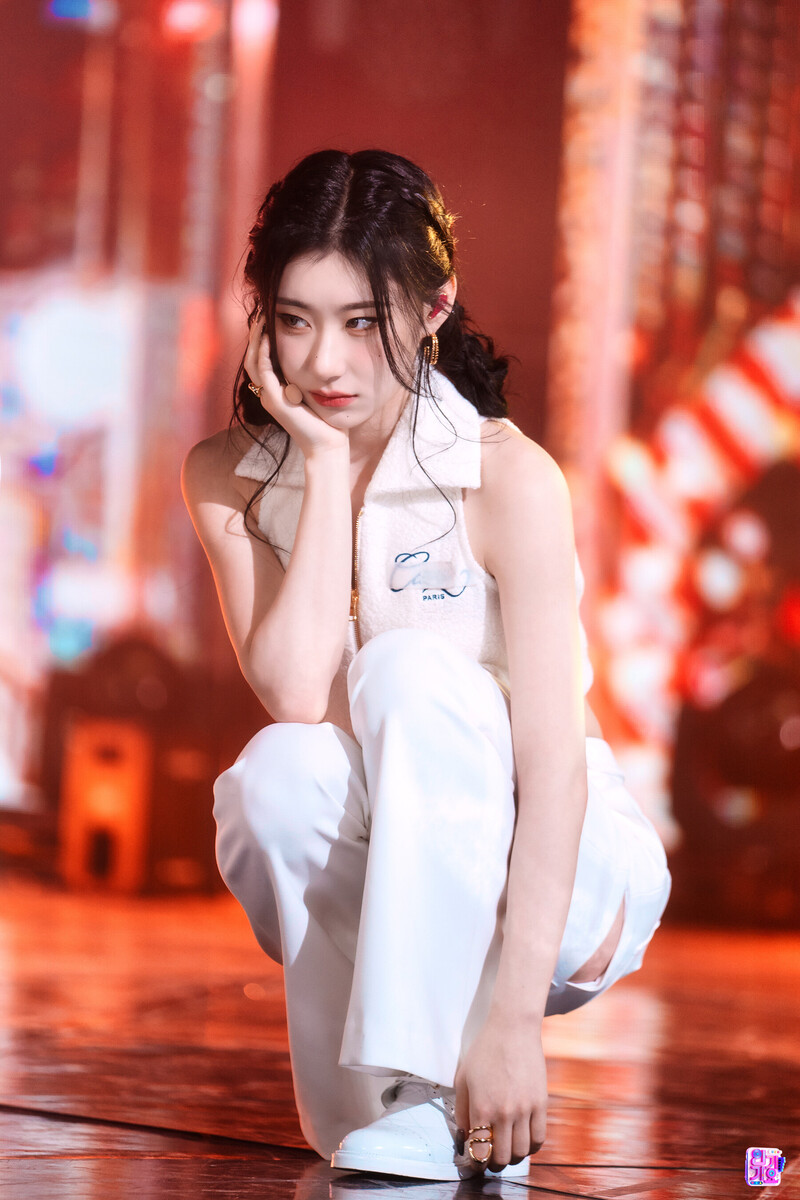 221211 ITZY Chaeryeong - 'Cheshire' at Inkigayo documents 4