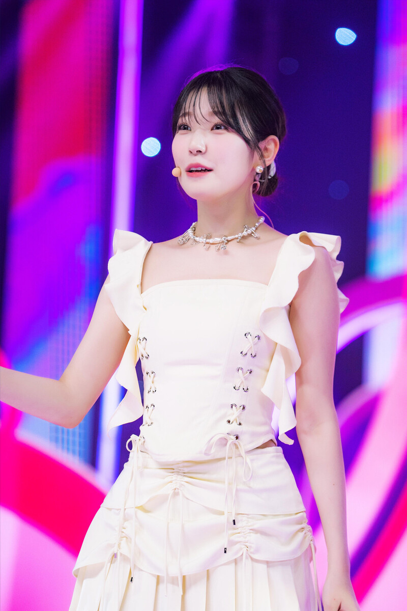 230611 fromis_9 Jiheon - ‘#menow’ at Inkigayo documents 3