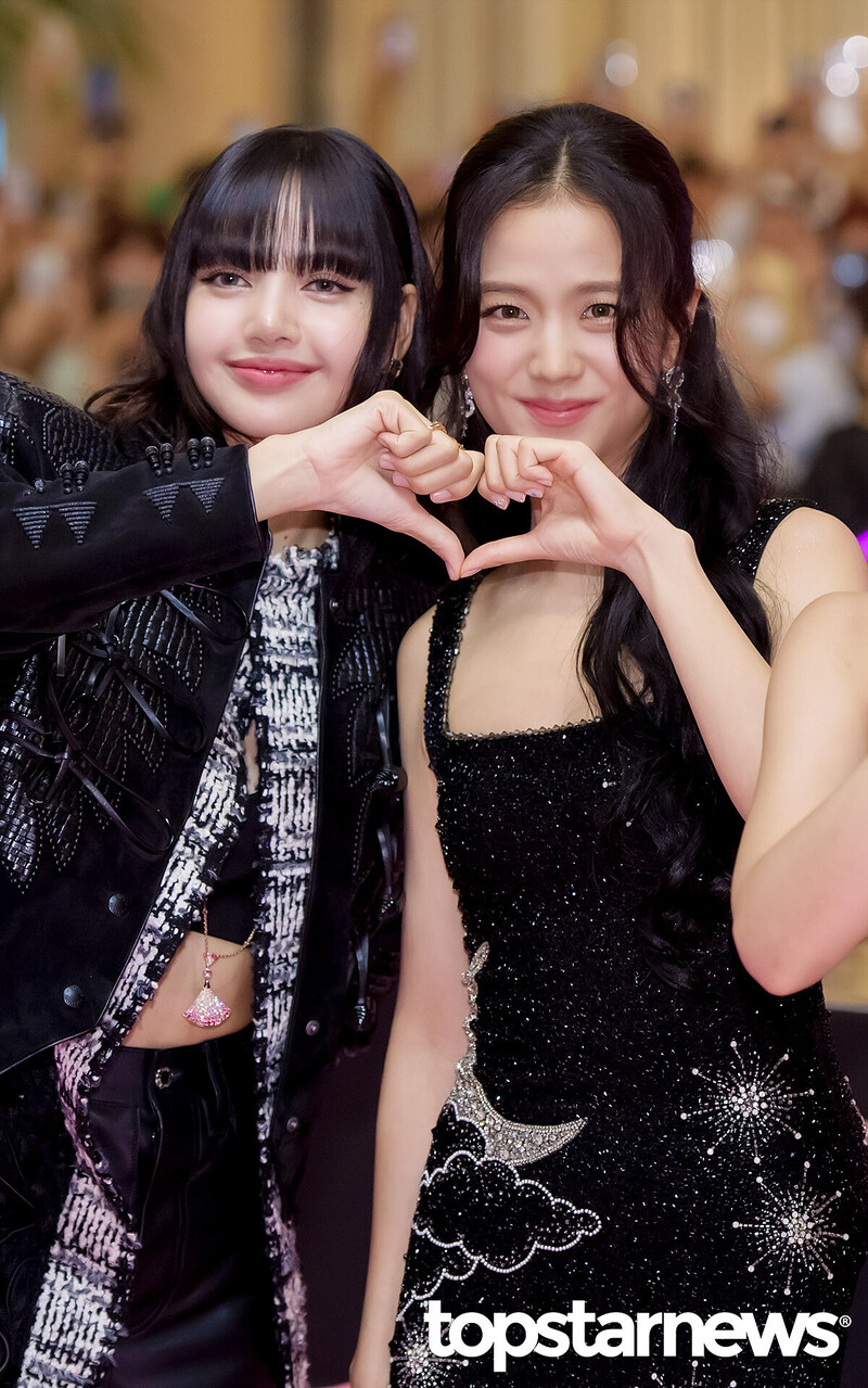 240809 Jisoo, Lisa - Pink Carpet Event for BLACKPINK 'BORN PINK World Tour in Cinema' documents 1