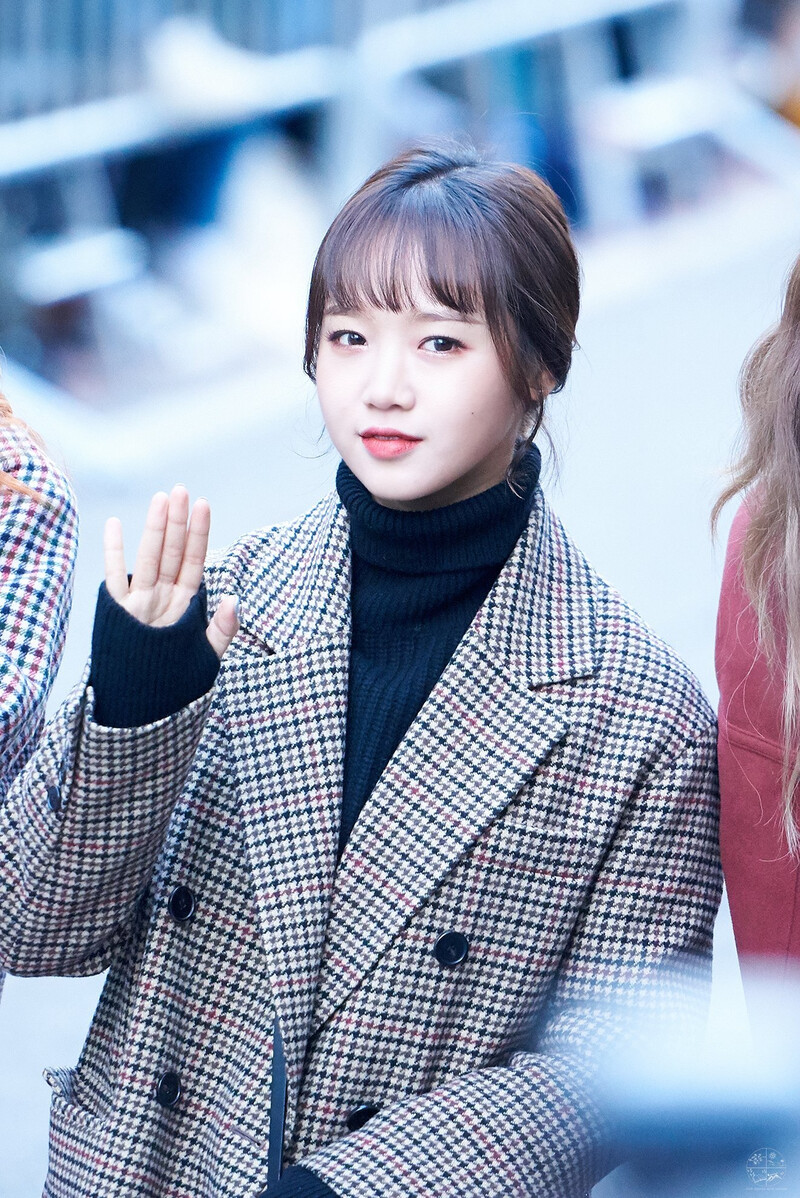 181102 Weki Meki Yoojung at Music Bank documents 2