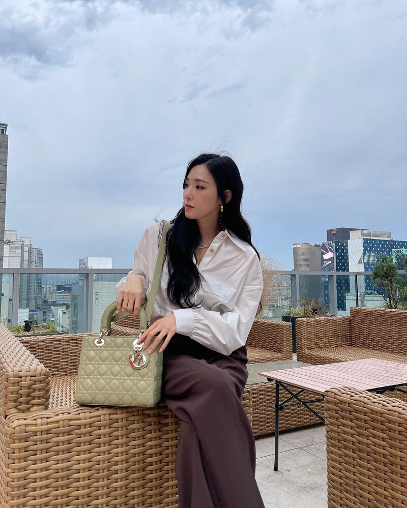 221006 SNSD Tiffany Young Instagram Update documents 3