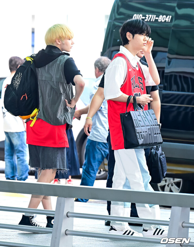 230802 TXT at Incheon International Airport heading to Chicago documents 2