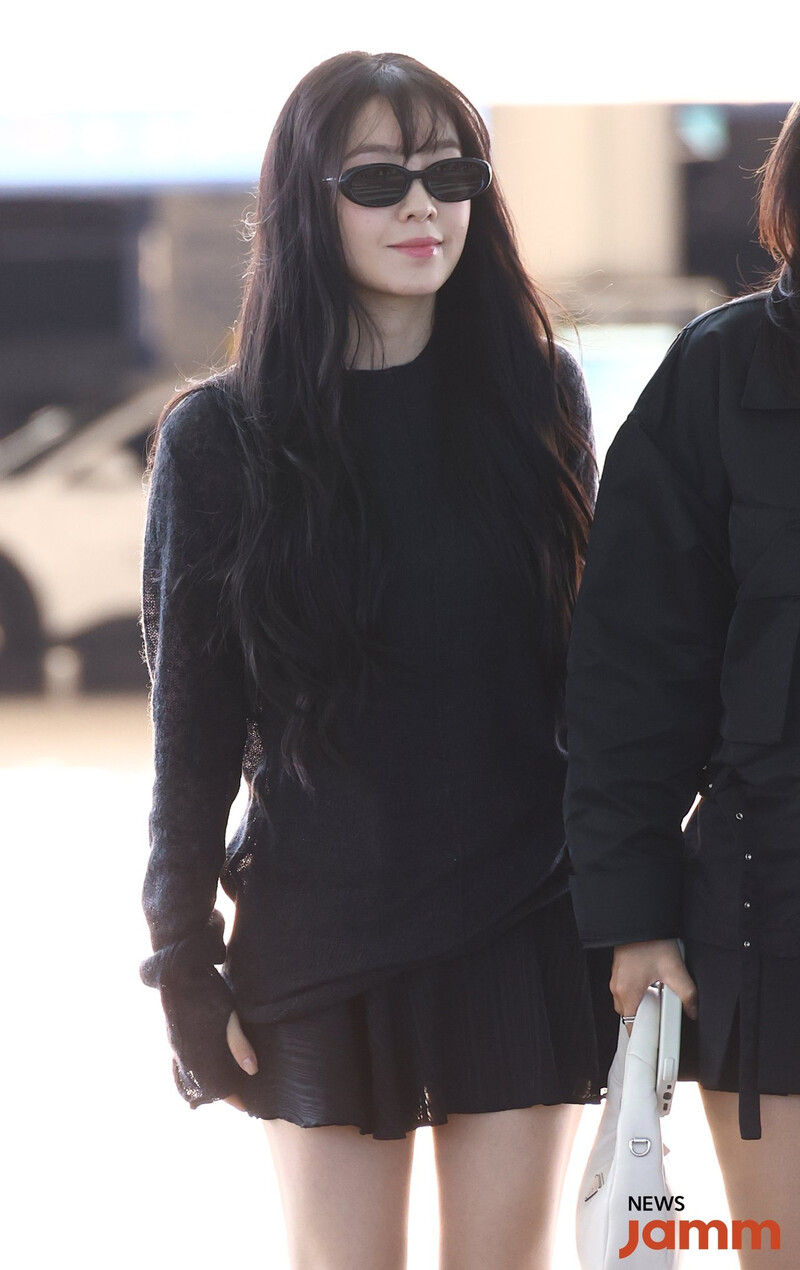 230922  Red Velvet Irene at Incheon International Airport documents 1