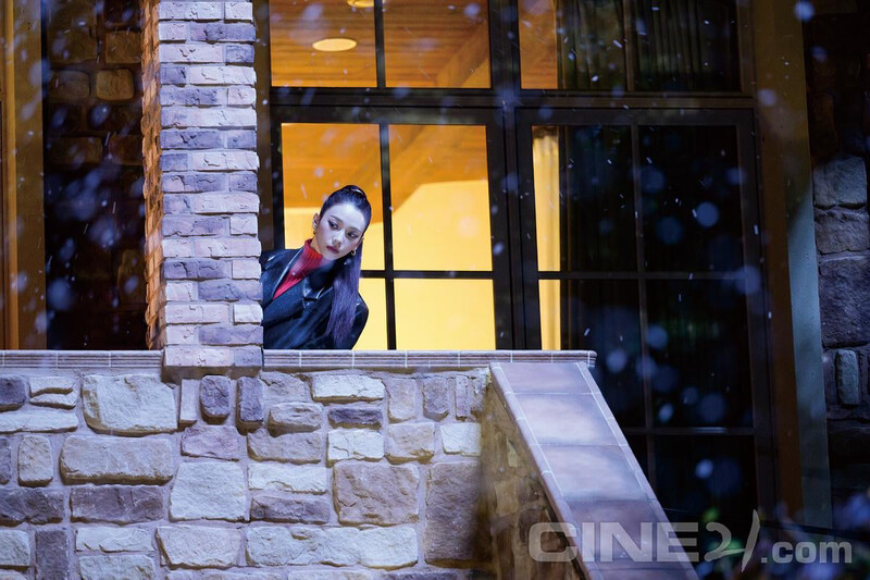 241217 Karina for Cine21 x HELLO, NEW SANTA (Issue No.1486 - Filming Site Pics) documents 6