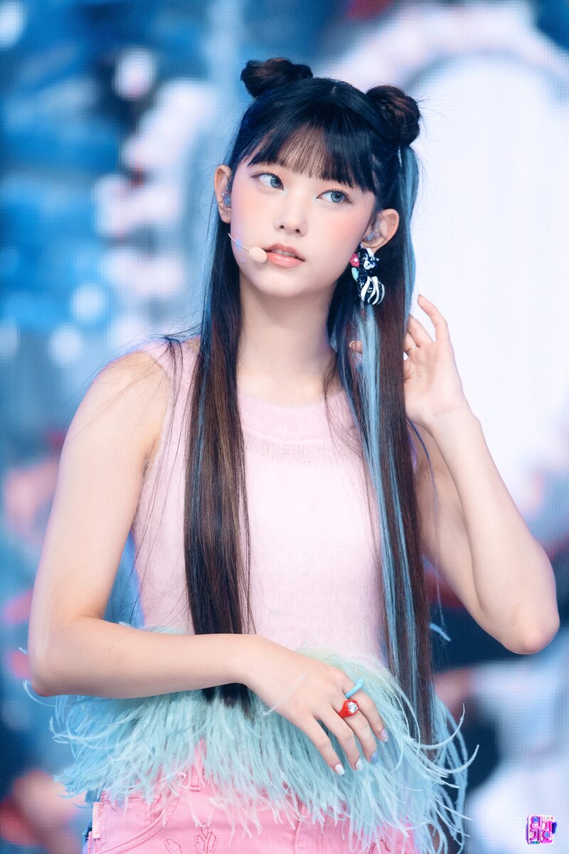 220821 NewJeans Haerin - 'Attention' at Inkigayo documents 10