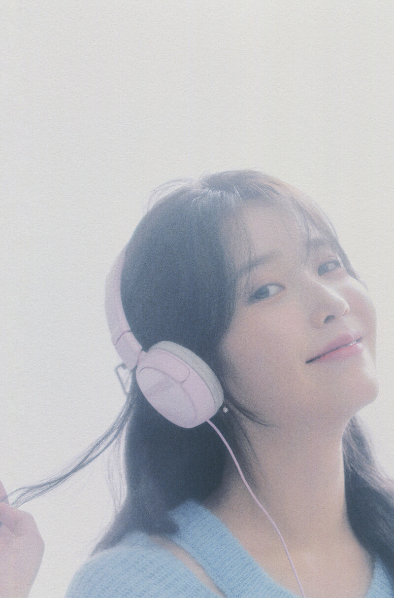 IU - 5th Official ‘UAENA’ Fanclub Kit [SCANS] documents 1