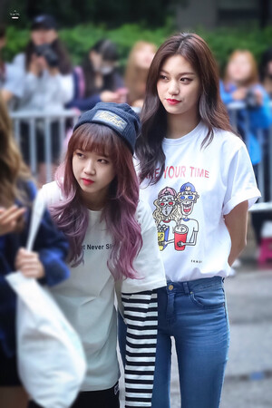 160902 I.O.I Yoojung & Doyeon at Music Bank