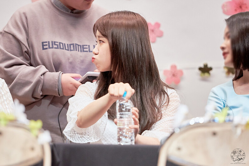 180415 Weki Meki Yoojung at Bundang 'Lucky' Fansign documents 4