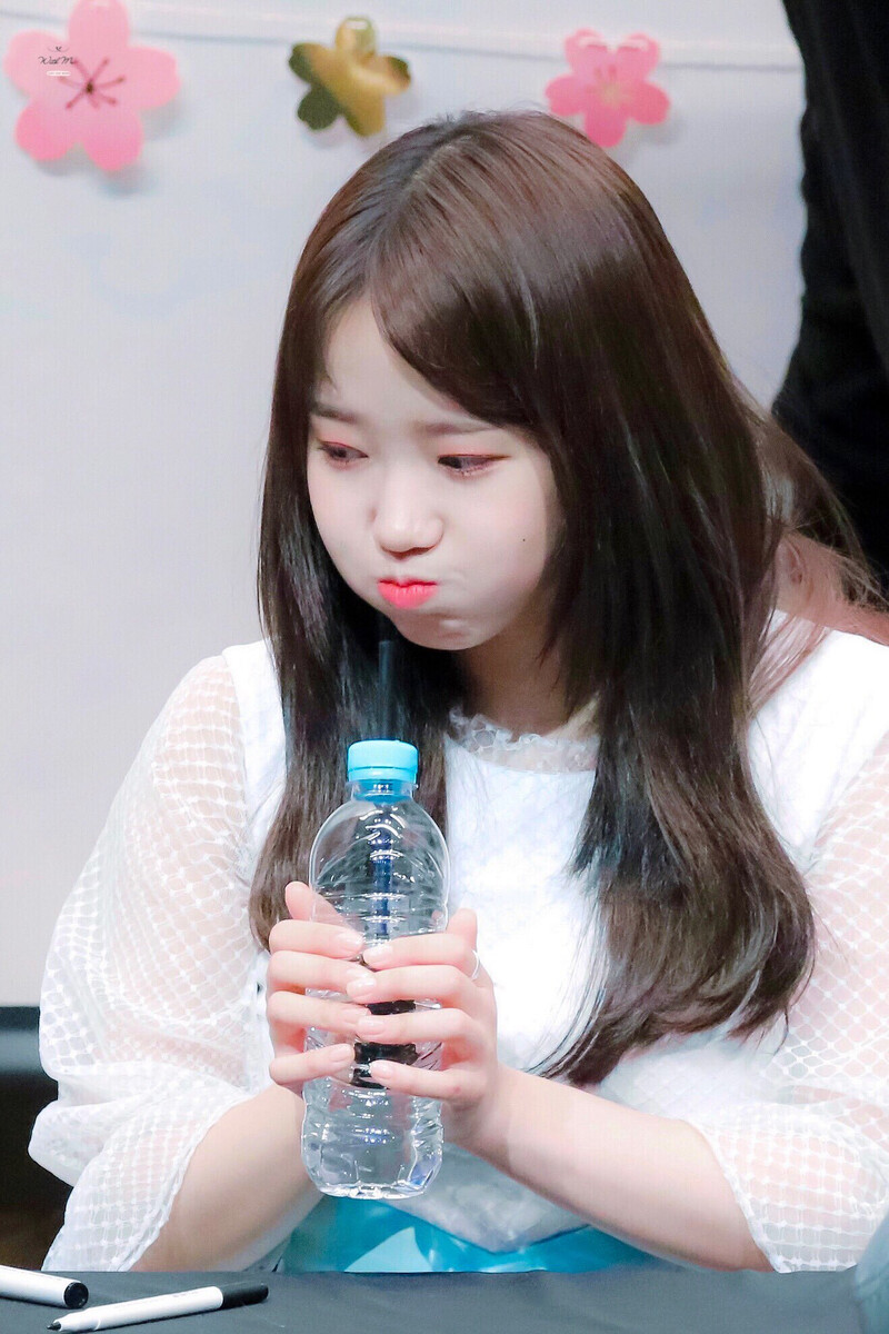 180415 Weki Meki Yoojung at Bundang 'Lucky' Fansign documents 5