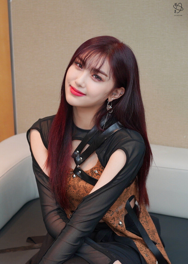 210712 Yuehua Naver Post - EVERGLOW KCON:TACT 4 U Waiting Room documents 1