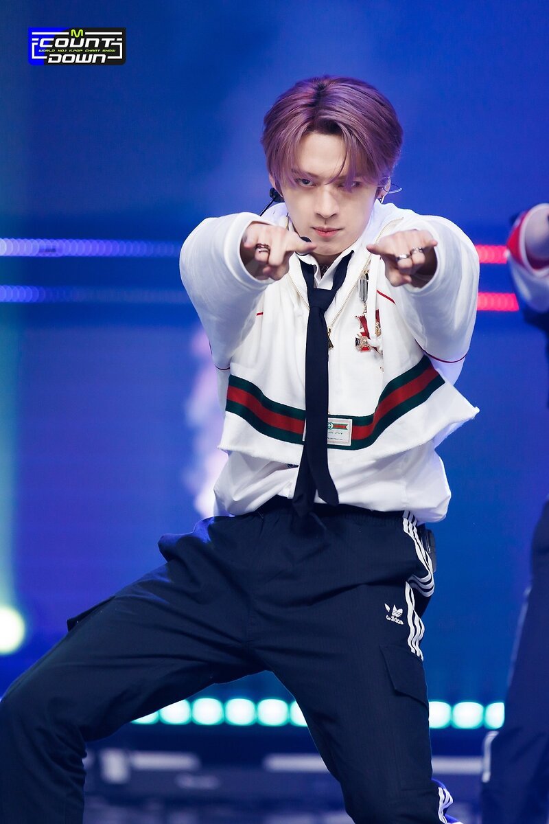 220407 LEE KNOW- STRAY KIDS 'MANIAC' at M COUNTDOWN documents 4