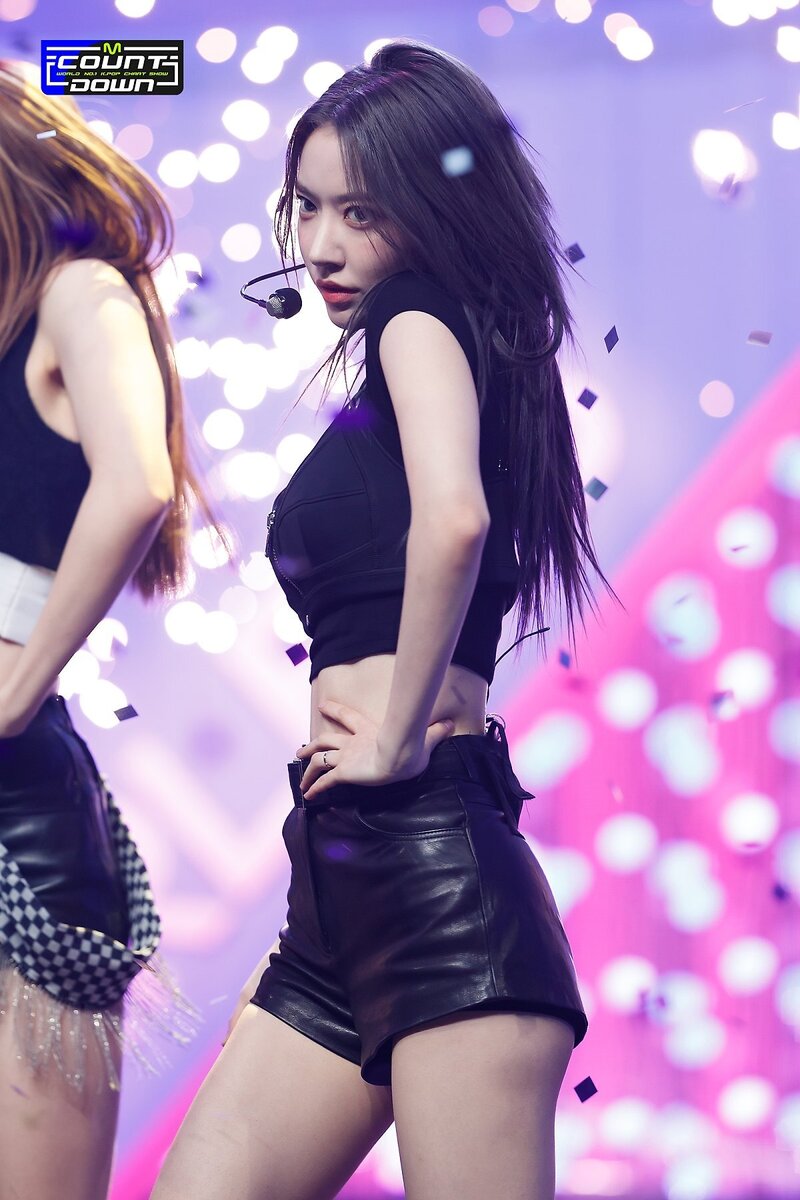 220505 LE SSERAFIM's Sakura - 'Fearless' and 'Bue Flame' at M Countdown documents 8
