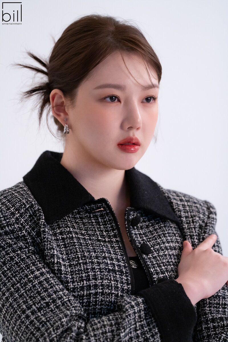 230504 Bill Entertainment Naver post - Yerin Profile images behind documents 12