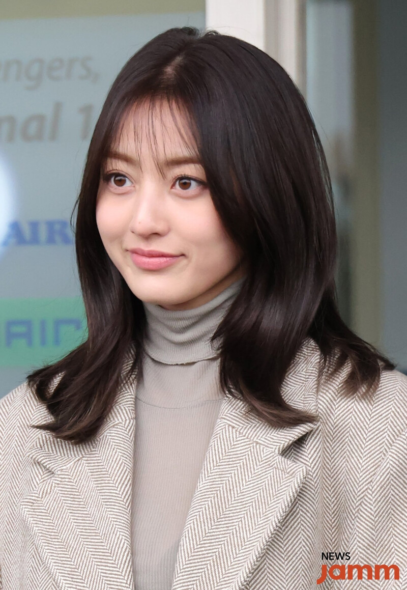 240117 TWICE Jihyo at Incheon International Airport documents 1