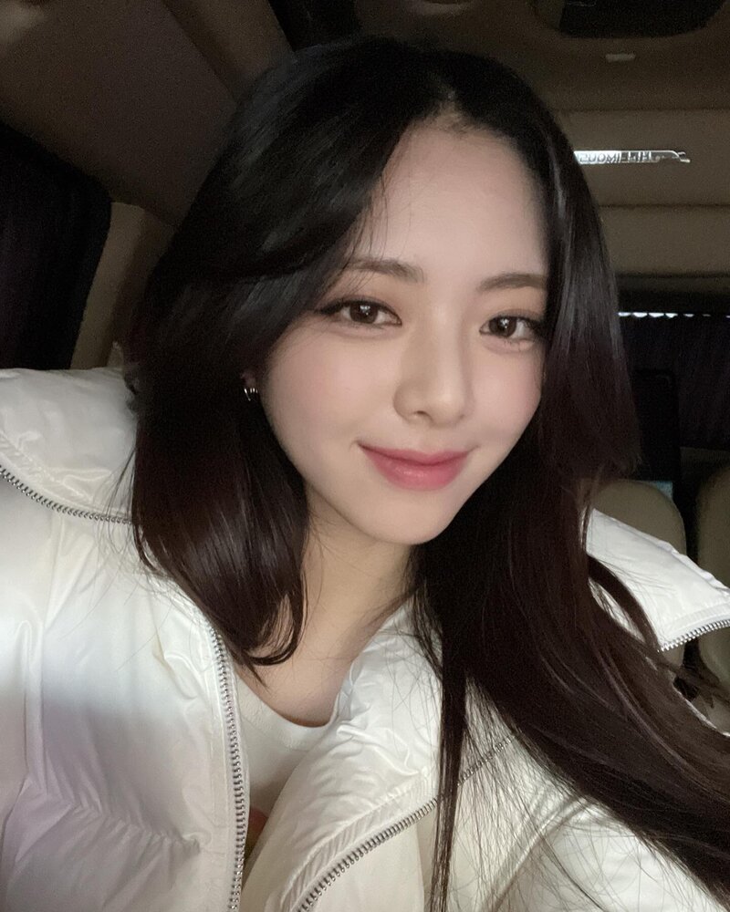220305 ITZY Instagram Update - Yuna | kpopping