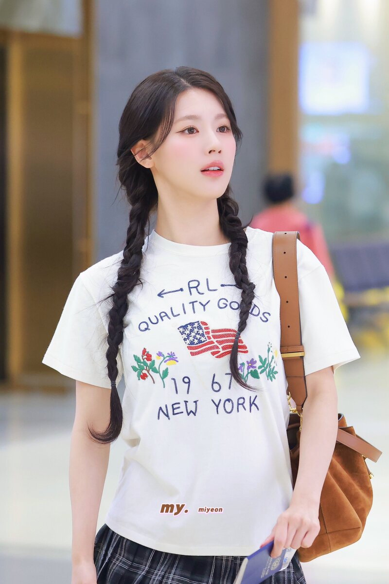 240629 (G)I-DLE Miyeon at Gimpo International Airport documents 2