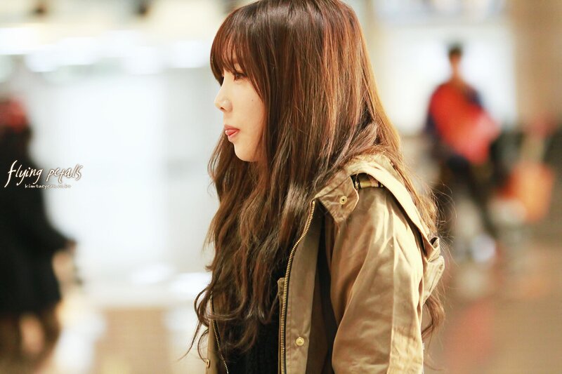 131210 Girls' Generation Taeyeon at Gimpo Airport documents 6