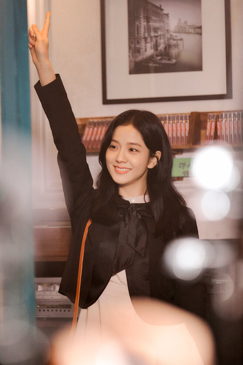 220131 YG Stage Naver Post - Jisoo 'Snowdrop' Behind documents 3