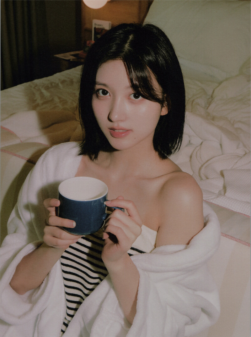 IVE - 1st Photobook 'A Dreamy Day' [SCANS] documents 7