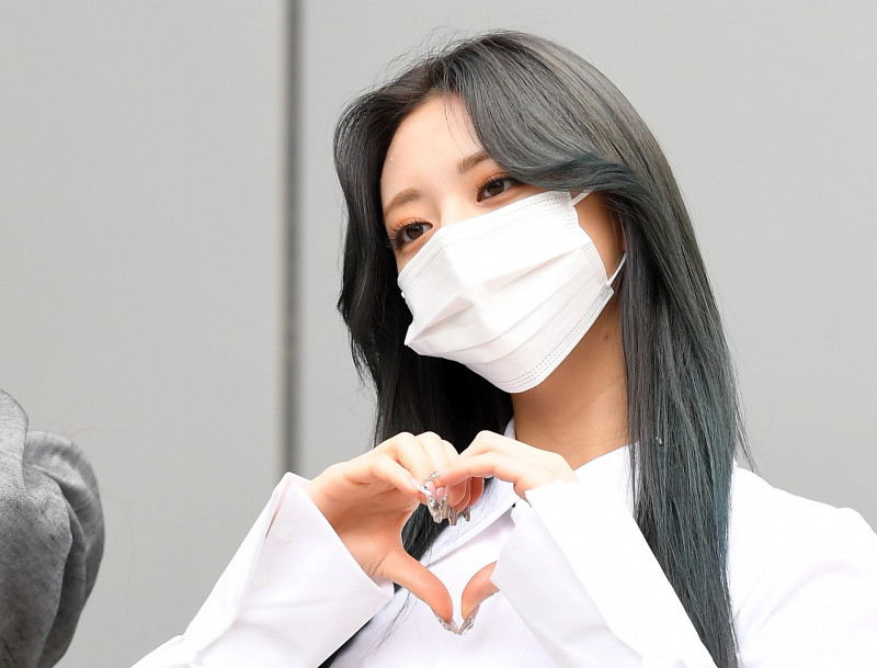 210422 ITZY Yuna on their way to film Knowing Brothers documents 14