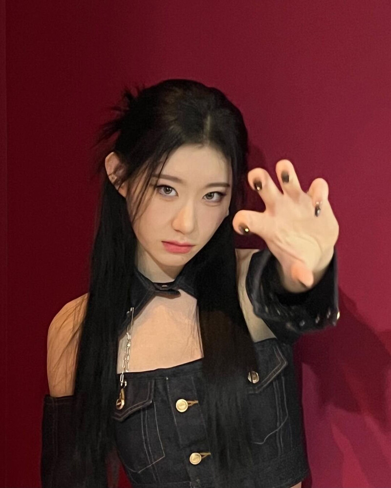 230129 ITZY Instagram Update - Chaeryeong documents 1