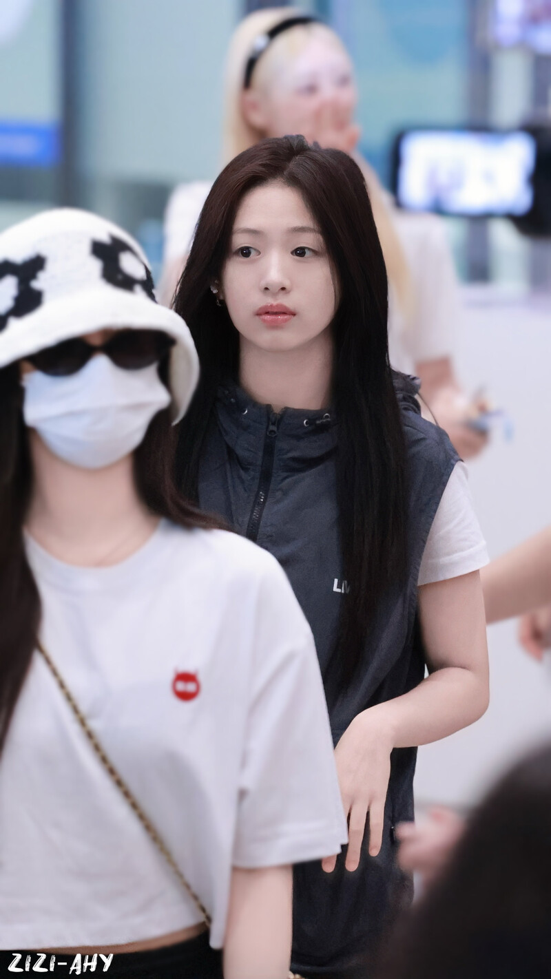 240801 BABYMONSTER Ahyeon at Airport documents 6