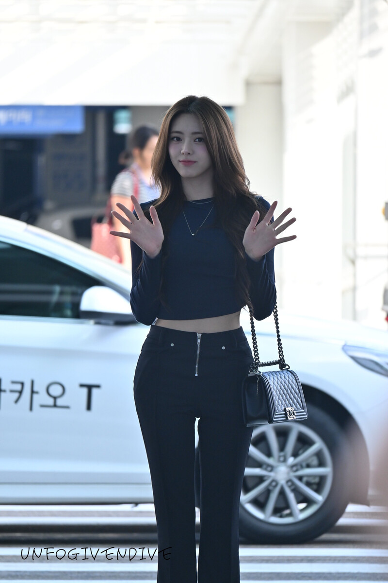 240809 ITZY Yuna at Incheon International Airport documents 5