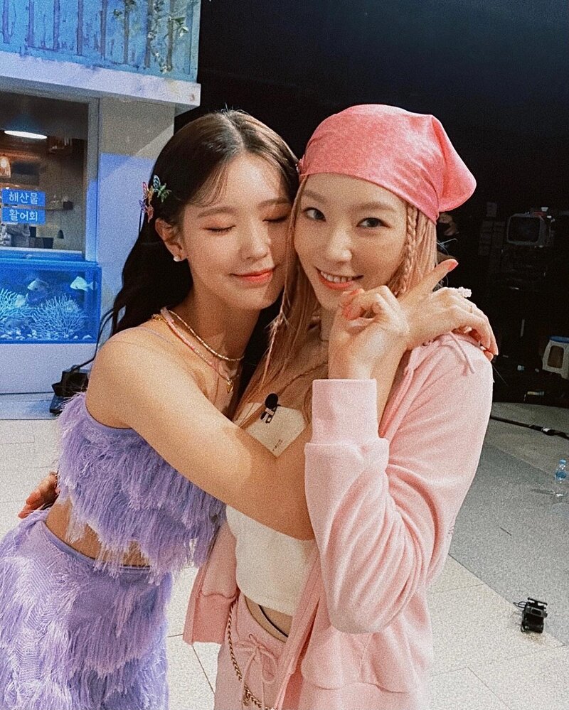 210807 (G)I-DLE Miyeon Instagram Update with Taeyeon documents 2