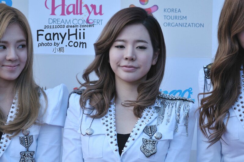 111003 Girls' Generation Sunny at Gyeongju Hallyu Dream Concert documents 3