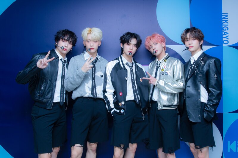 230129 SBS Twitter Update - TXT at Inkigayo Photo Wall documents 1